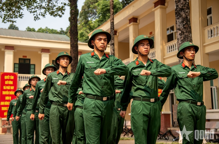 Nhịp bước người lính cận vệ bên Lăng Bác